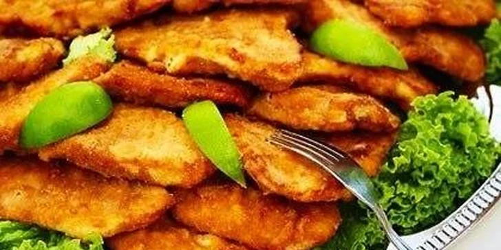 300g tatarský biftek a desatero topinek nebo 20 ks mix řízečků (kuřecí 10 ks / zeleninové 10 ks), zelný salát, dip a pečivo
