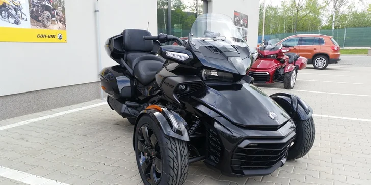 Can-Am Spyder dostanete s plnou nádrží a s plnou ho vrátíte.