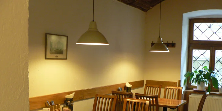 Burger menu se zelným salátem a hranolky pro jednoho nebo dva