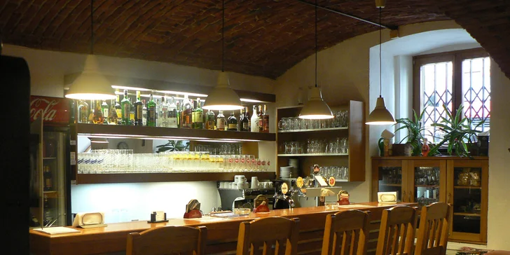Burger menu se zelným salátem a hranolky pro jednoho nebo dva