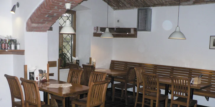 Burger menu se zelným salátem a hranolky pro jednoho nebo dva