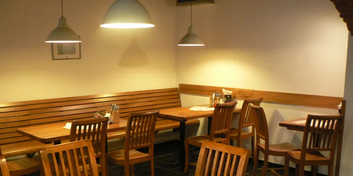 Burger menu se zelným salátem a hranolky pro jednoho nebo dva