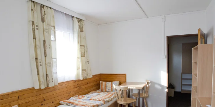 Ve všech pokojích najdete pohodlné postele (některé pokoje jsou s palandou) a Wi‑Fi připojení. 