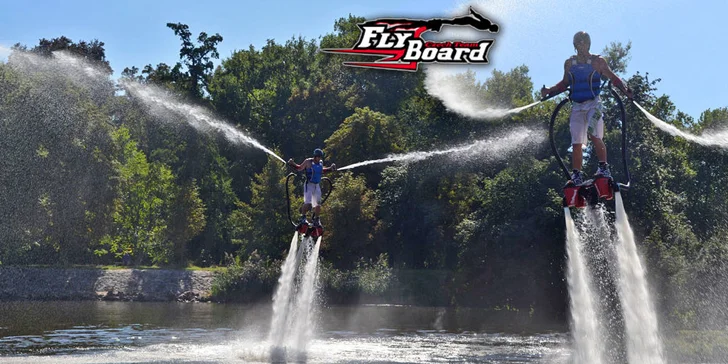 Adrenalinový let nad vodní hladinou na flyboardu