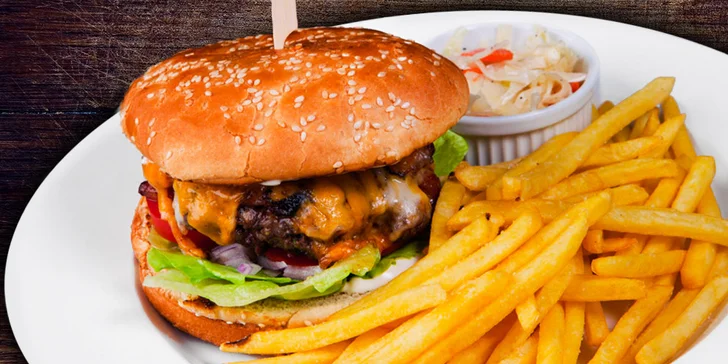 Dva burgery s přílohou, salátem a výhledem na Hradčany