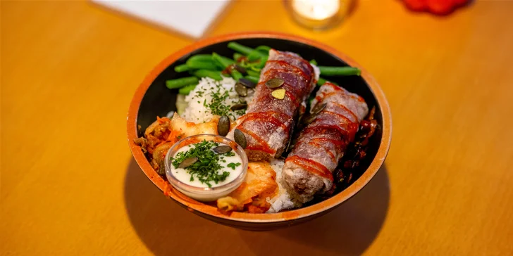  Na výběr je bowl se zeleninou, rýží, závitky a vege „masem“ nebo bowl s curry omáčkou, klíčky, vege „masem“ a fazolkami. 