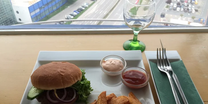 Hovězí Baby Burgery a zlatavé hranolky s dresingem