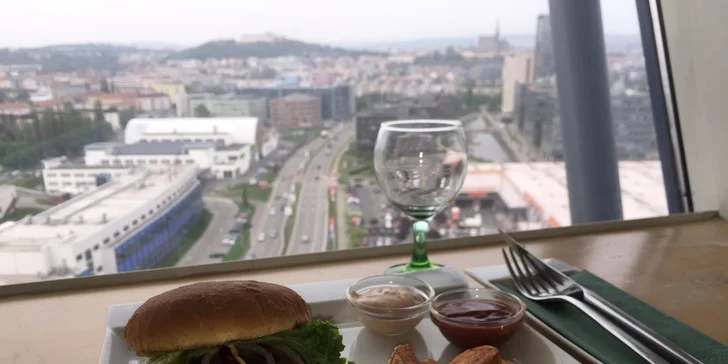 Hovězí Baby Burgery a zlatavé hranolky s dresingem