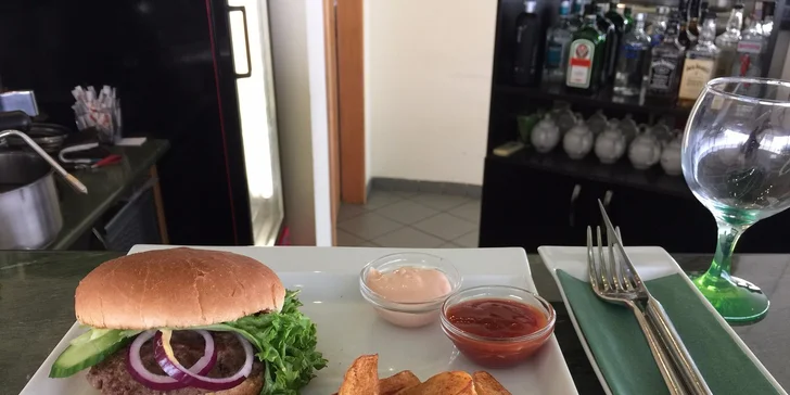 Hovězí Baby Burgery a zlatavé hranolky s dresingem