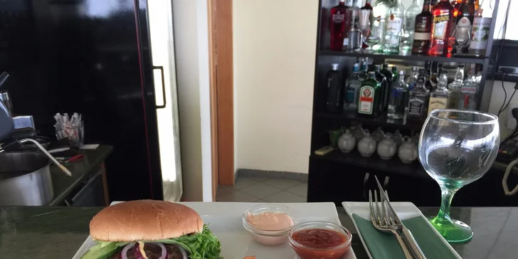 Hovězí Baby Burgery a zlatavé hranolky s dresingem