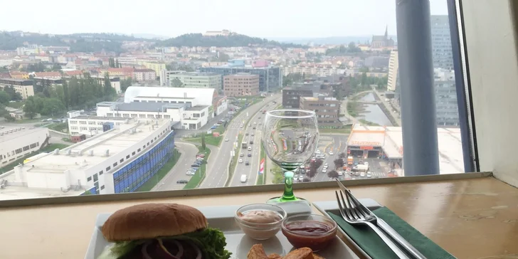 Hovězí Baby Burgery a zlatavé hranolky s dresingem