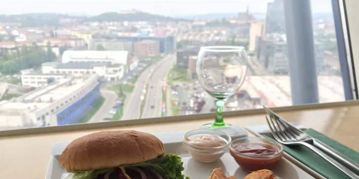 Hovězí Baby Burgery a zlatavé hranolky s dresingem
