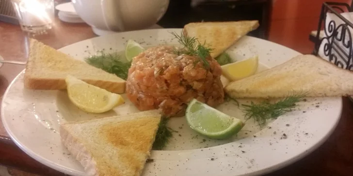 500g tataráku z pravé hovězí svíčkové nebo lososa