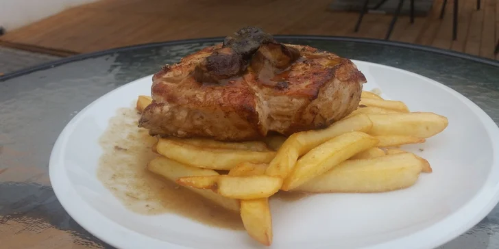 Dva steaky z amerického masa Duroc s přílohami