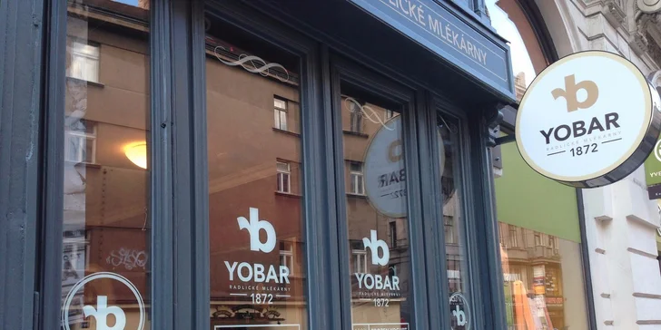 Výtečná snídaně v Yobaru - parfait, muffin i nápoj