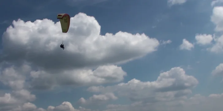 Tandem Paragliding se zkušeným pilotem na padákovém kluzáku