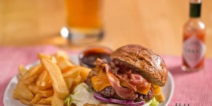 160g Immigrant burger, hranolky, Coleslaw, polévka a dezert pro dva