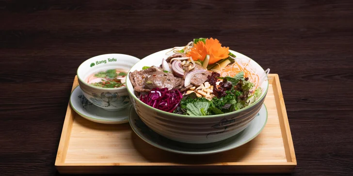 Vybrať si môžete čokoľvek z jedálneho či nápojového lístka, napríklad aj sushi, poke bowl či pho