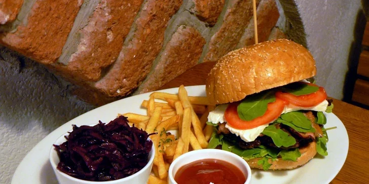 Burger menu se zelným salátem a hranolky pro jednoho nebo dva