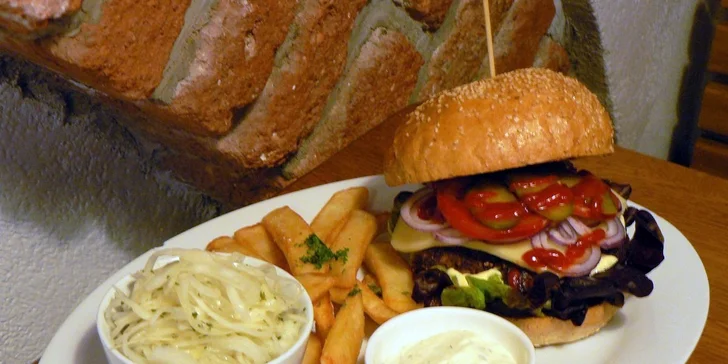 Burger menu se zelným salátem a hranolky pro jednoho nebo dva