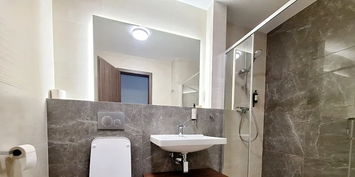 Pokoje jsou klimatizované a patří k nim koupelna se sprchou a WC.