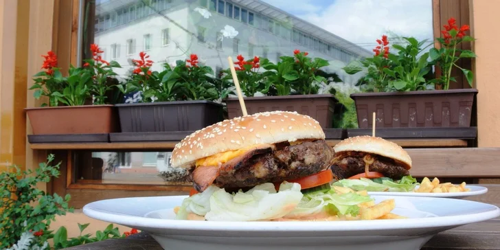 2× hamburger a hranolky či restované brambory U Šebestiána