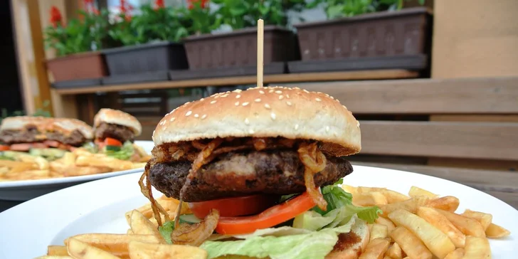 2× hamburger a hranolky či restované brambory U Šebestiána
