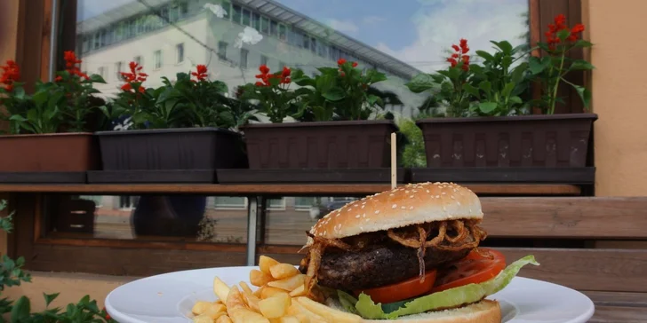 2× hamburger a hranolky či restované brambory U Šebestiána