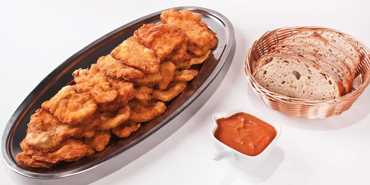 Kilo kuřecích a vepřových řízků v restauraci Ka-Varna