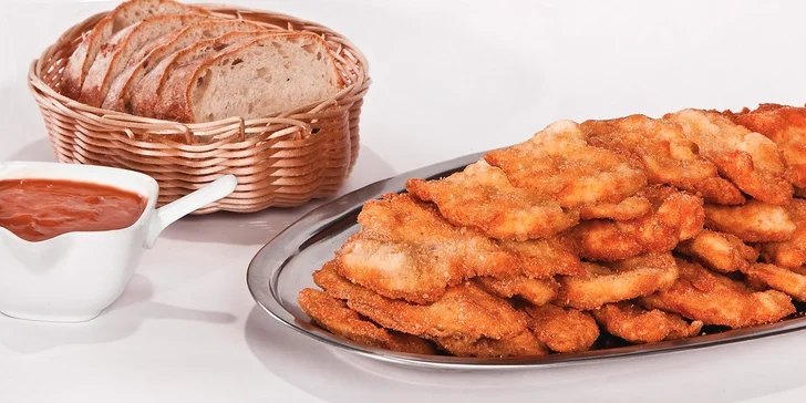 Kilo kuřecích a vepřových řízků v restauraci Ka-Varna