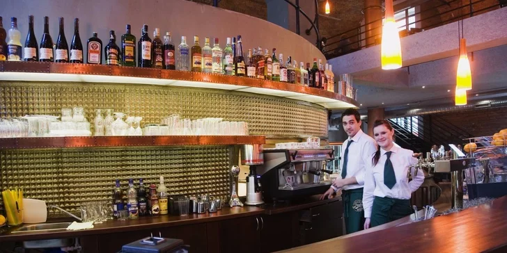 Kilo kuřecích a vepřových řízků v restauraci Ka-Varna