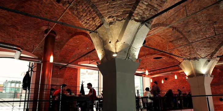 Kilo kuřecích a vepřových řízků v restauraci Ka-Varna