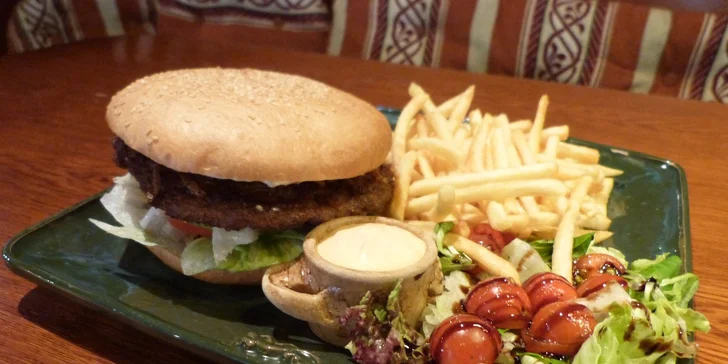 Double chedar burger + hranolky a dip z pečených paprik