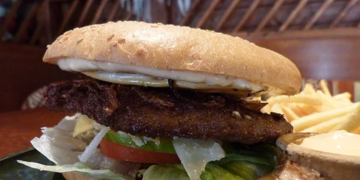 Double chedar burger + hranolky a dip z pečených paprik