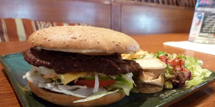 Double chedar burger + hranolky a dip z pečených paprik