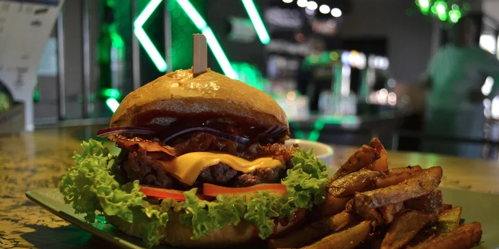 2x burger s hranolky a nápoji v Excelent Urban Pub Koley