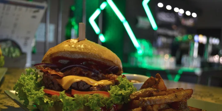 2x burger s hranolky a nápoji v Excelent Urban Pub Koley