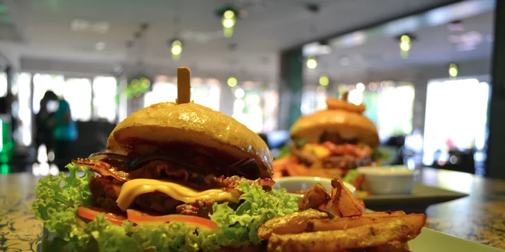 2x burger s hranolky a nápoji v Excelent Urban Pub Koley