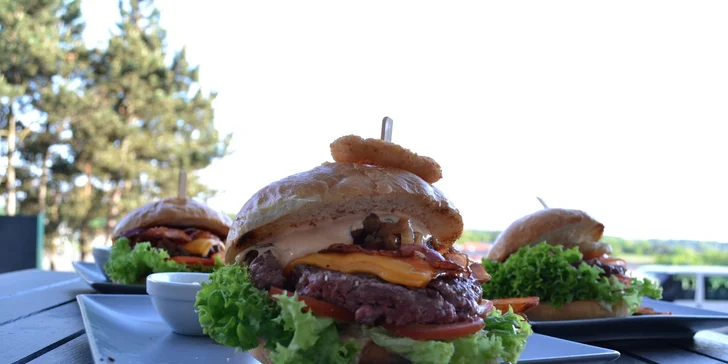 2x burger s hranolky a nápoji v Excelent Urban Pub Koley
