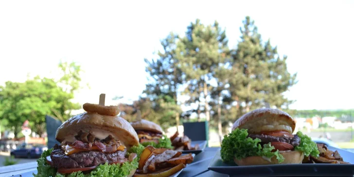2x burger s hranolky a nápoji v Excelent Urban Pub Koley