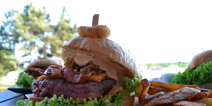 2x burger s hranolky a nápoji v Excelent Urban Pub Koley