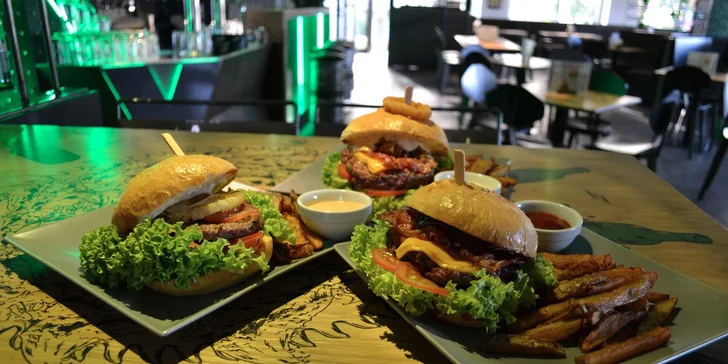 2x burger s hranolky a nápoji v Excelent Urban Pub Koley