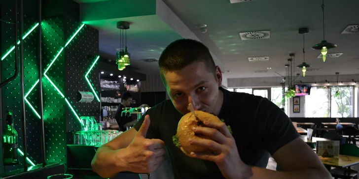 2x burger s hranolky a nápoji v Excelent Urban Pub Koley