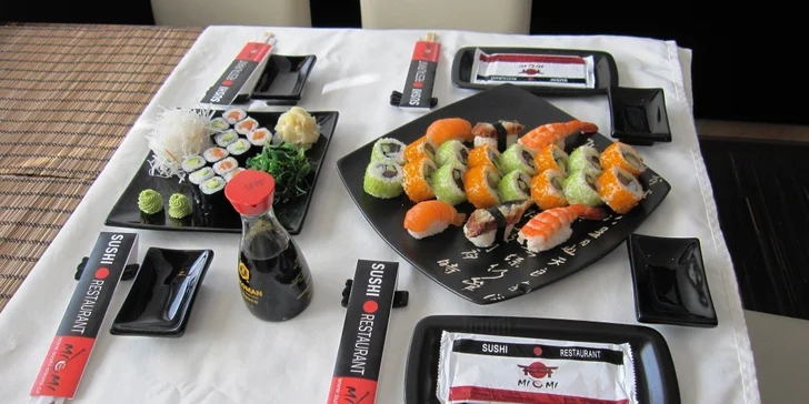 Menu pro 2 s 34 kousky sushi, mořskými řasami a salátem