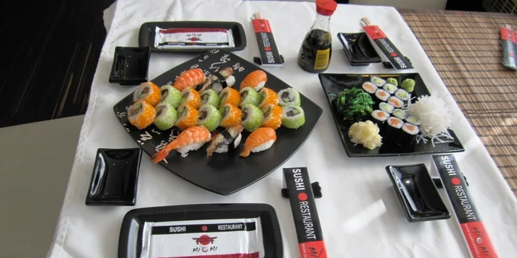 Menu pro 2 s 34 kousky sushi, mořskými řasami a salátem