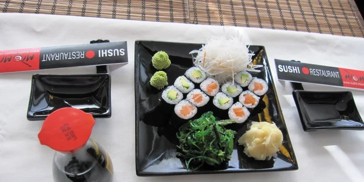 Menu pro 2 s 34 kousky sushi, mořskými řasami a salátem