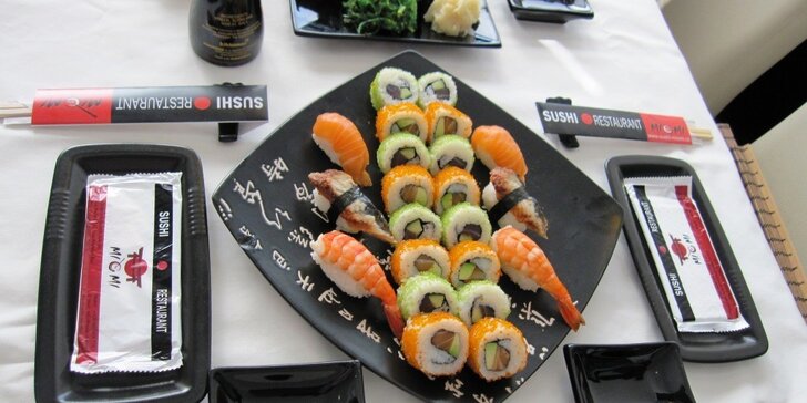 Menu pro 2 s 34 kousky sushi, mořskými řasami a salátem