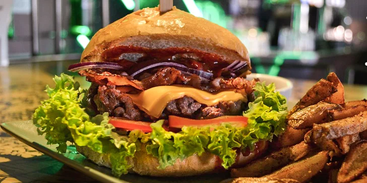 2x burger s hranolky a nápoji v Excelent Urban Pub Koley