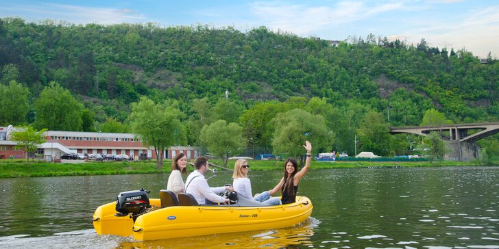 Užijte si sluníčko na Vltavě: vyjížďka na motorovém člunu až pro 4 osoby