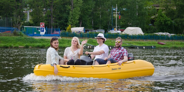 Hodinová vyjížďka v motorovém člunu na Vltavě až pro 4 osoby